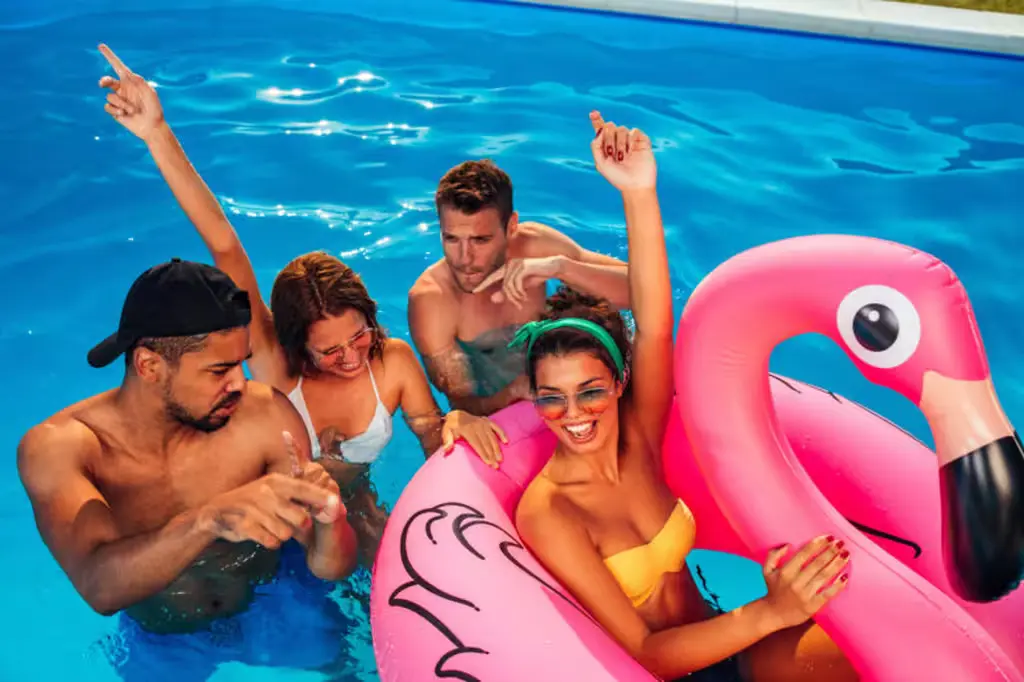 Organiser la pool party parfaite avec une sonorisation optimale