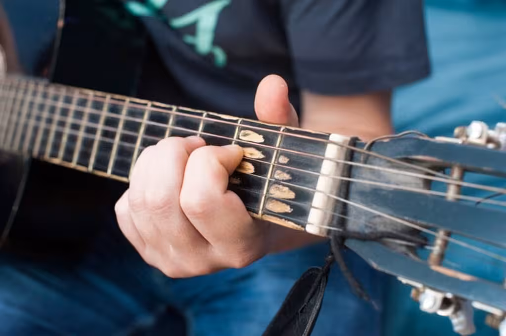 Faut-il apprendre les accords de guitare à chaque tour ?